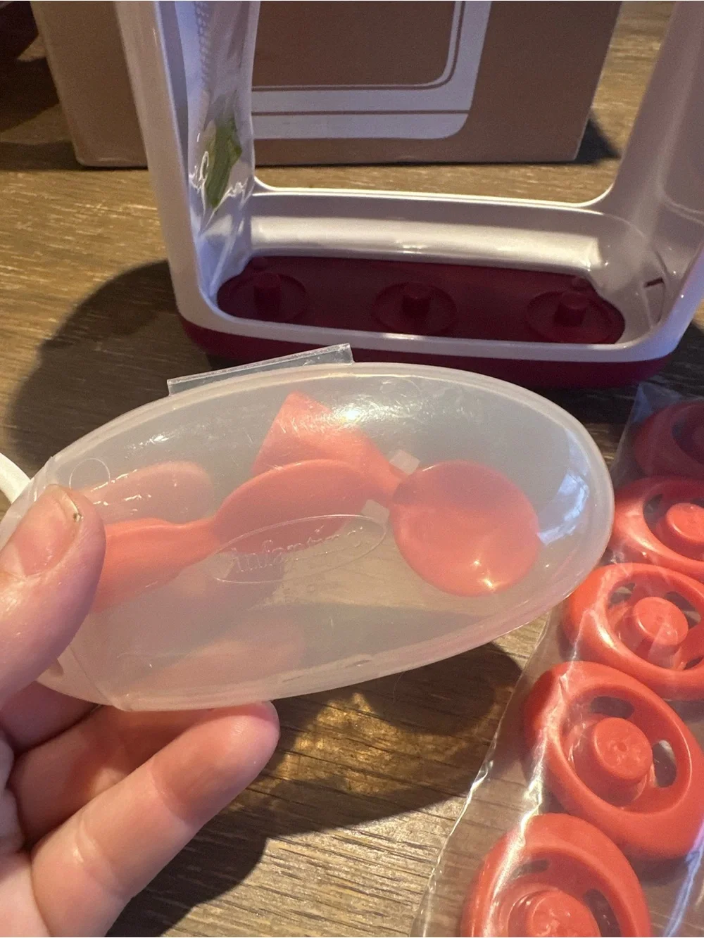 Infantino Baby Food Squeeze Station with 100 pouches -  includes 2 spoon caps